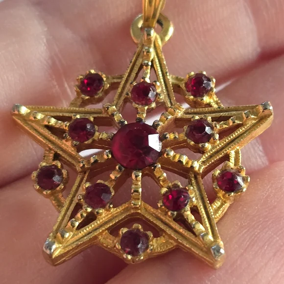 Vintage star pendant charm red rhinestones gold tone celestial - Picture 4 of 12